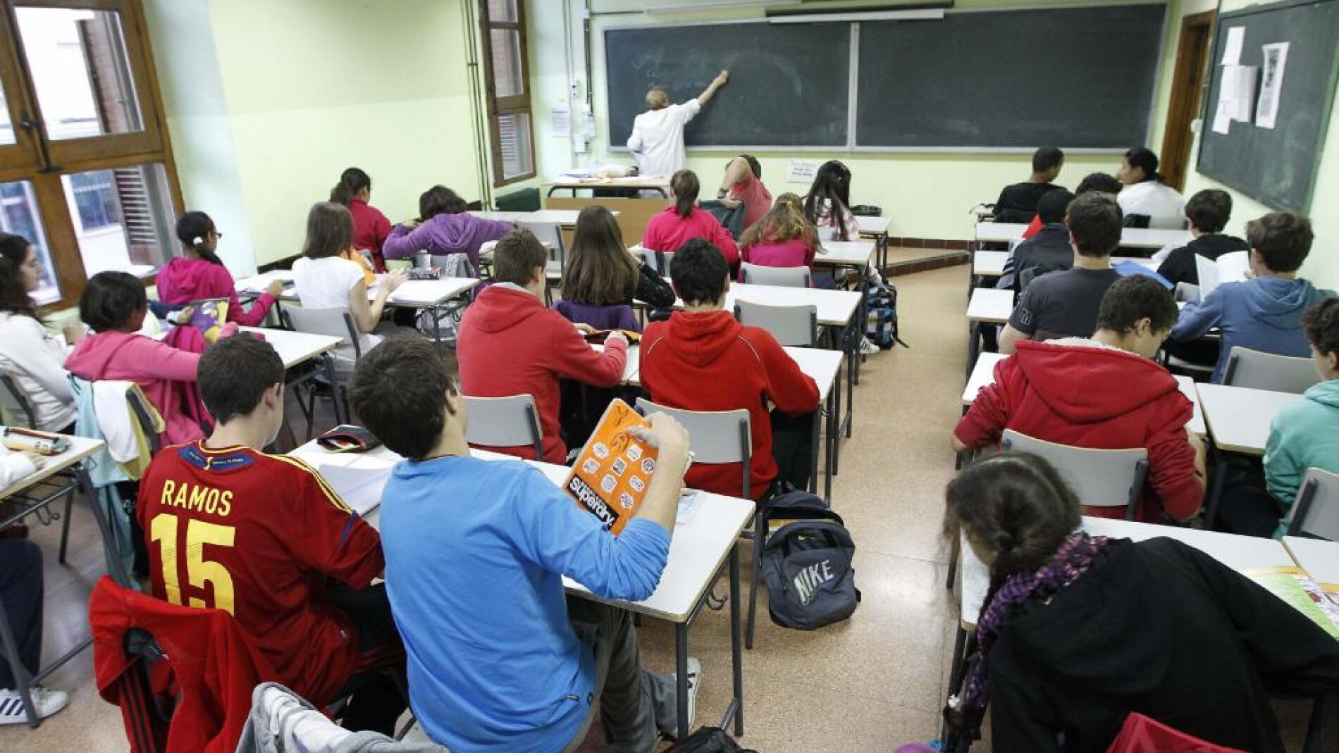 Una maestra imparte clases en un centro educativo de Madrid.