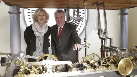 Uno de los relojeros encargados del mantenimiento del reloj de la Puerta del Sol, Jesús López, de Relojería Losada, junto a la directora general de Patrimonio Cultural, Paloma Sobrini