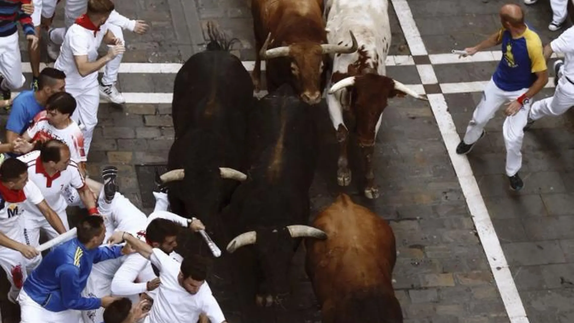 Los toros de la ganadería de Jandilla, de Mérida (Badajoz), han protagonizado hoy el quinto encierro de los Sanfermines 2016
