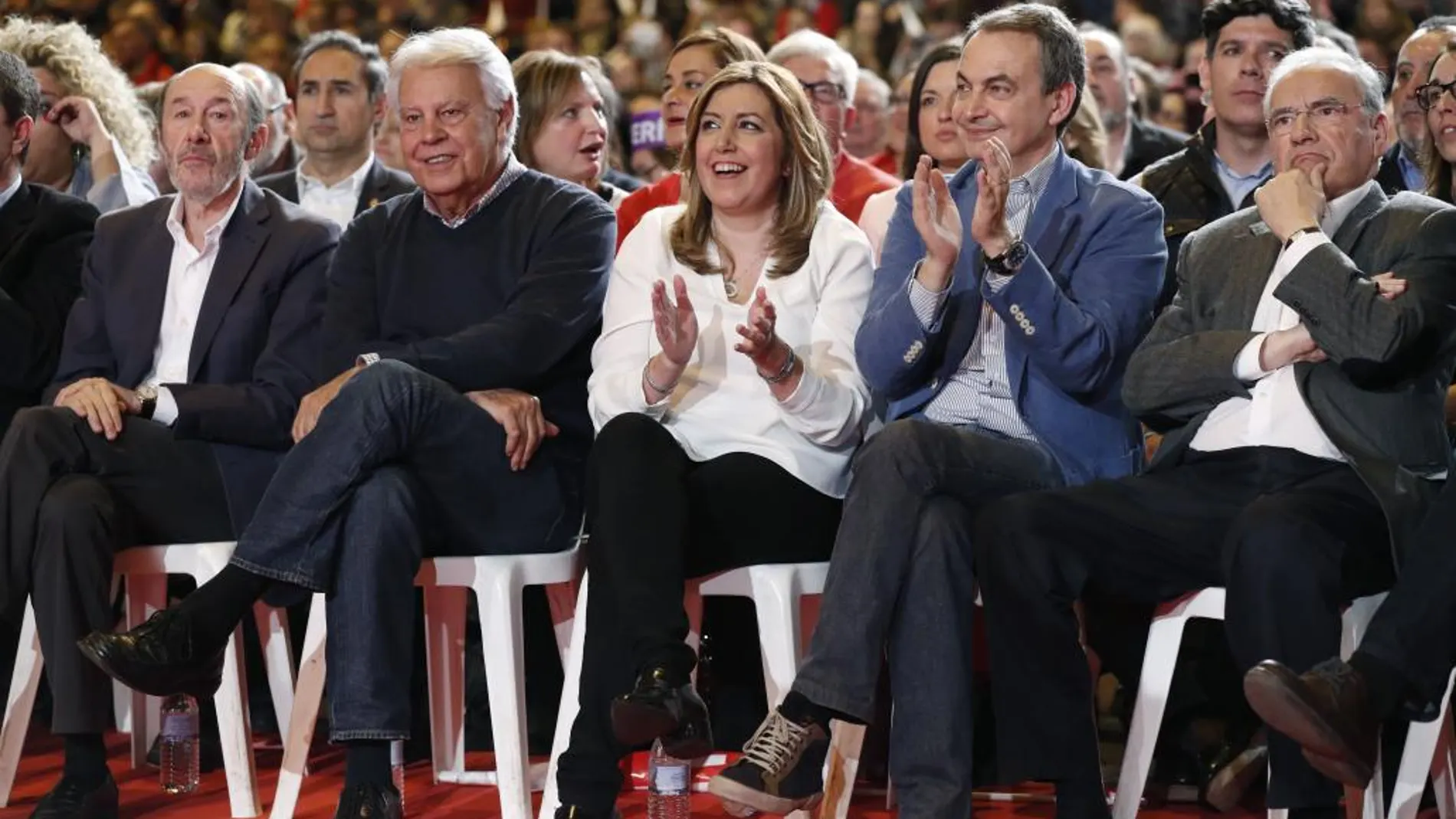 La presidenta de la Junta de Andalucía, Susana Díaz (3d), los expresidentes del Gobierno, Felipe González (2i) y José Luis Rodríguez Zapatero (2d), el exvicepresidente del Gobierno Alfonso Guerra (d), y el exsecretario general del PSOE Alfredo Pérez Rubalcaba
