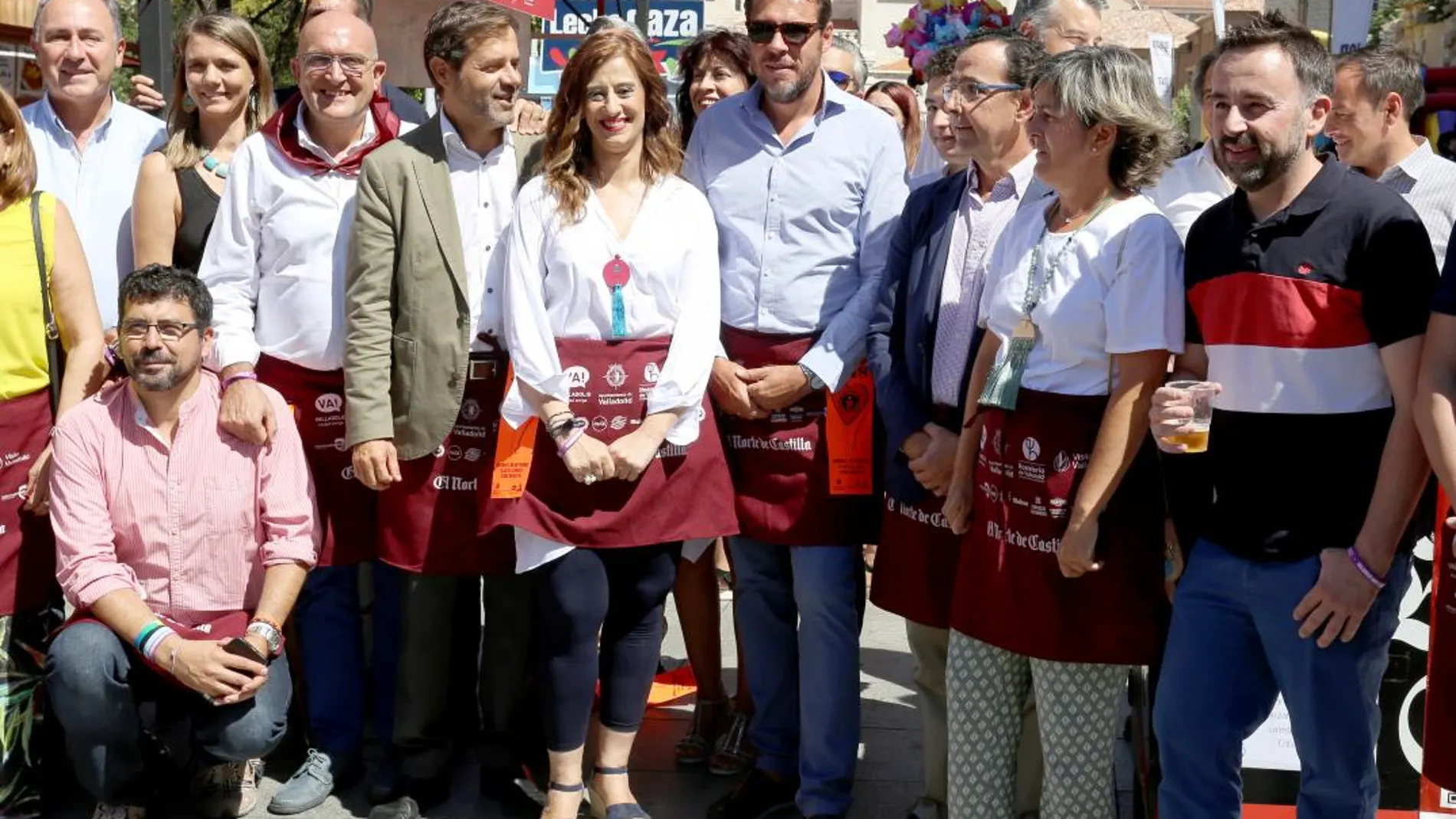 El alcalde de Valladolid, Óscar Puente, inaugura la Feria de Día de las Fiestas de Valladolid 2018. También asiste, el presidente de la Diputación de Valladolid, Jesús Julio Carner; y la presidenta de los hosteleros, María José Hernández, entre otros