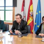 El consejero de la Presidencia, José Antonio de Santiago-Juárez, junto a María de Diego, se reúne con Ángeles Armisén