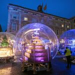Las bolas gigantes del Pesebre que el Ayuntamiento ha instalado en la plaza Sant Jaume