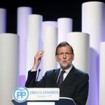 Rajoy y Sánchez seguirán los resultados en las sedes de sus partidos