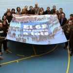 Miembros de la Asamblea Nacional Catalana, Òmnium Cultural, la Asociación Catalana de Municipios y la Asociación de Municipios por la Independencia, acompañadas de dirigentes de las fuerzas soberanistas sostienen un cartel con el lema "El 6F nos juzgan a todos"