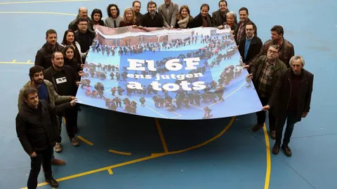 Miembros de la Asamblea Nacional Catalana, Òmnium Cultural, la Asociación Catalana de Municipios y la Asociación de Municipios por la Independencia, acompañadas de dirigentes de las fuerzas soberanistas sostienen un cartel con el lema "El 6F nos juzgan a todos"
