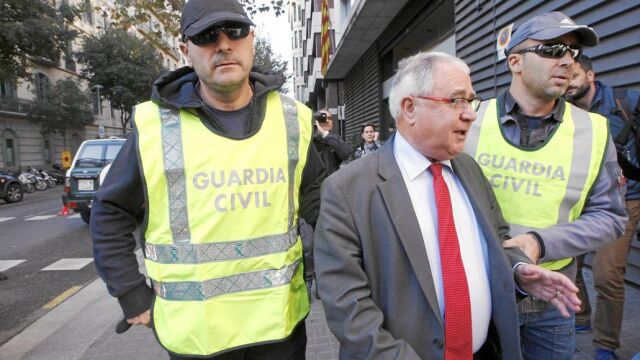 Andreu Viloca es conducido por un guardia civil, el pasado 21 de octubre, durante el registro de la sede de Convergència en Barcelona