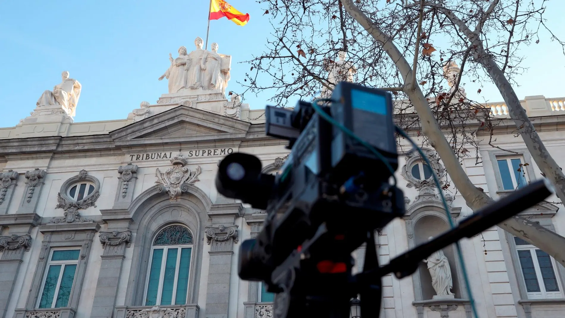 Medios de comunicación a las puertas del Tribunal Supremo. EFE/Kiko Huesca