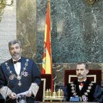 El Presidente Tribunal Supremo y del Consejo General del Poder Judicial (CGPJ), Carlos Lesmes, junto al Rey, el año pasado, cuando puso el acento en la «indisoluble unidad de la Nación»