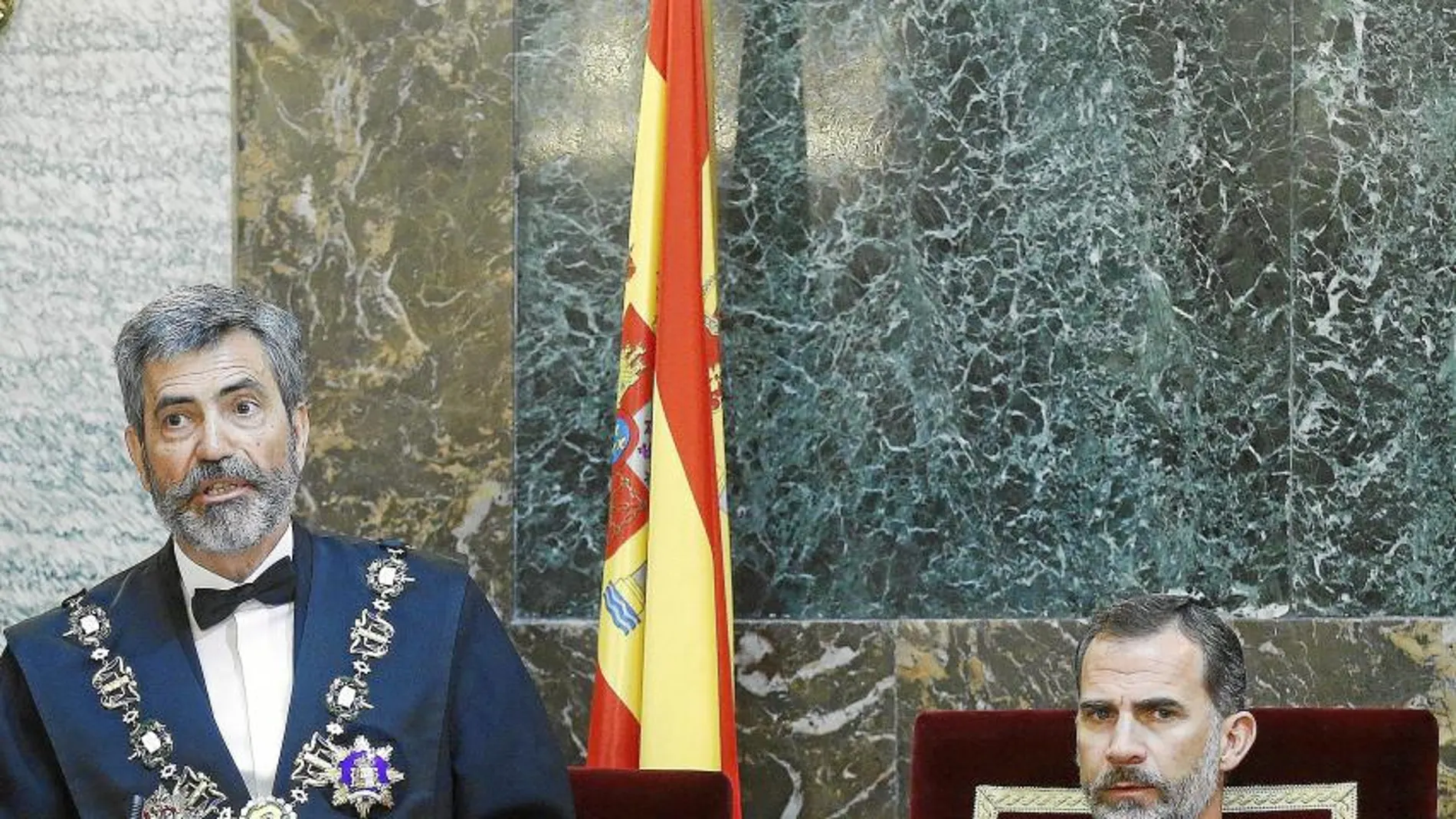 El Presidente Tribunal Supremo y del Consejo General del Poder Judicial (CGPJ), Carlos Lesmes, junto al Rey, el año pasado, cuando puso el acento en la «indisoluble unidad de la Nación»