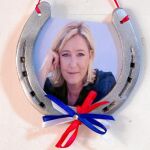 Una herradura con el retrato de la líder del FN en la sede local del partido