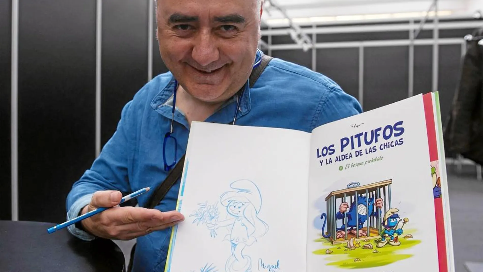 Miguel Díaz Vizoso, ayer en el Salón del Cómic, con el último cómic de la serie de los Pitufos.