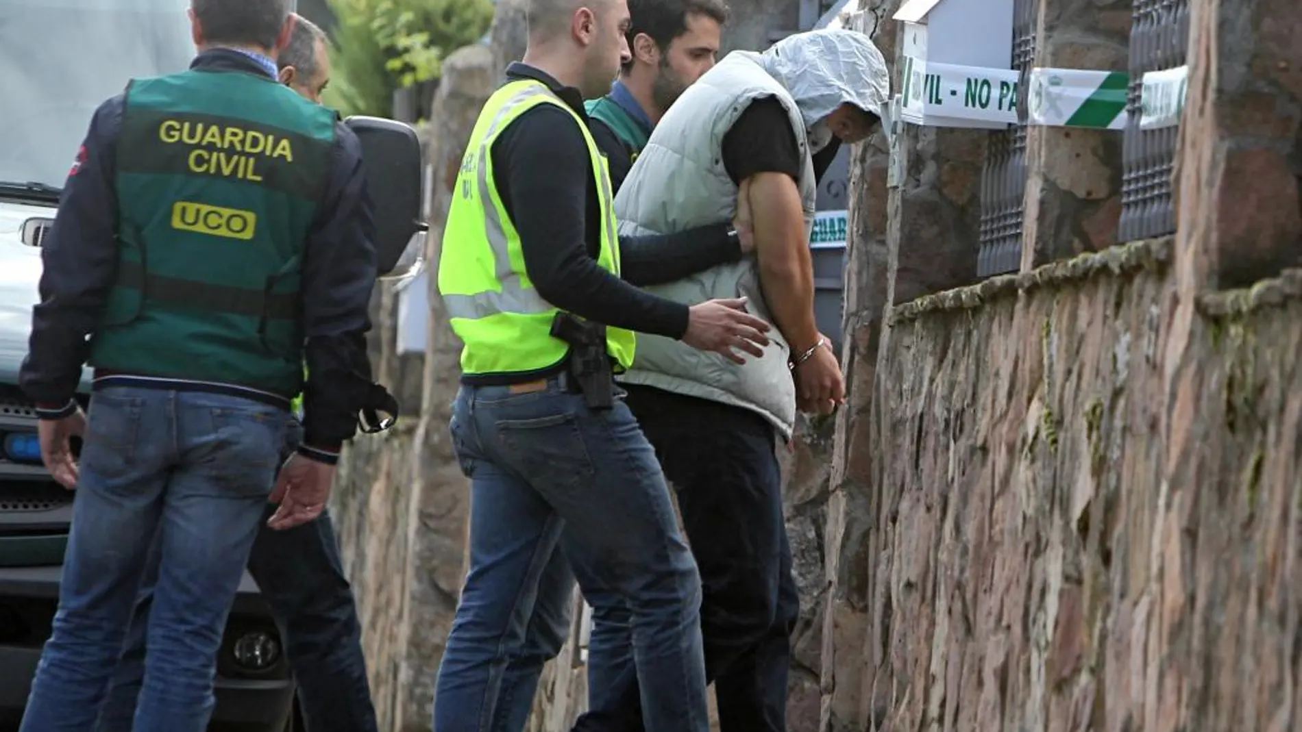 Patrick Nogueira Gouveia es custodiado por dos agentes a su entrada a la casa de Pioz