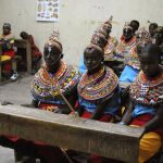 Los niños pastores de la tribu samburu, en el norte de Kenia, asisten a clases nocturnas