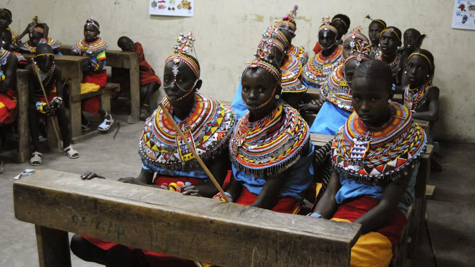 Los niños pastores de la tribu samburu, en el norte de Kenia, asisten a clases nocturnas