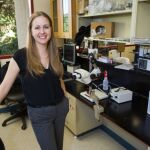 Lisa Giocomo y su equipo descubrieron que el mapa interno en el cerebro de las ratas se rediseñó para reflejar los lugares donde recibieron recompensas. Imagen: Norbert von der Groeben / Stanford University School of Medicine.