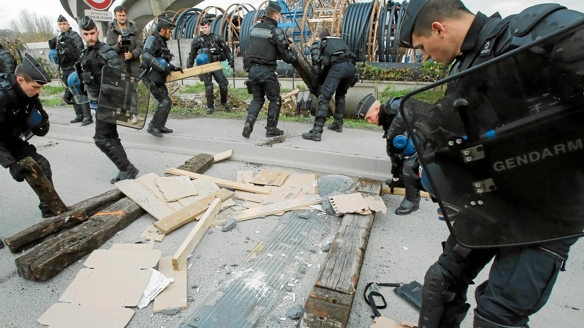 Policías franceses retiran una barricada a la entrada de la petrolera Total en Gennevilles, cerca de París