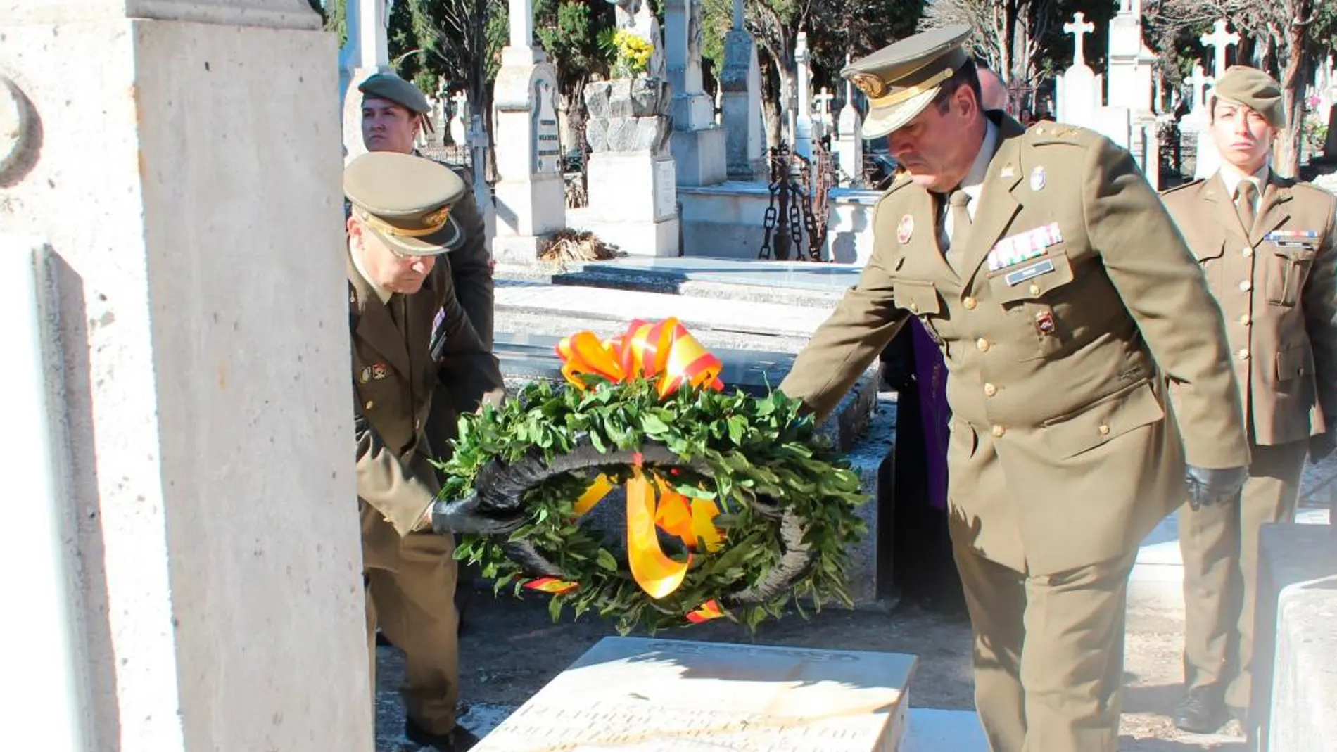 El general Rivas deposita una ofrenda floral en el Panteón militar