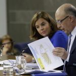 La vicepresidenta del Gobierno, Soraya Sáenz de Santamaría, y el ministro de Hacienda, Cristóbal Montoro