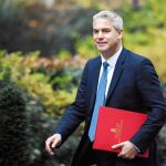 Nuevo ministro del Brexit Stephen Barclay participó ayer en la primera reunión del Gabinete tras la dimisión del anterior ministro, el «brexiter» Dominic Raab / Efe