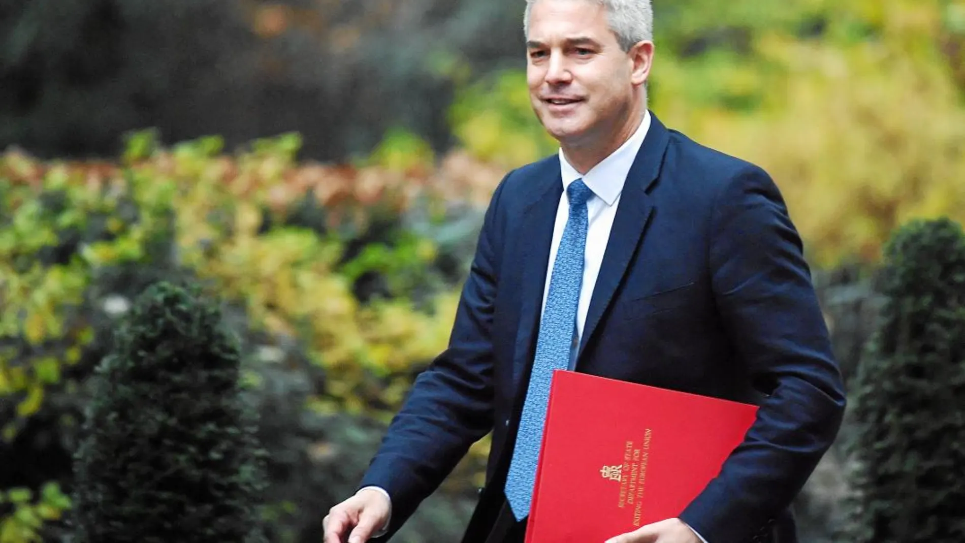 Nuevo ministro del Brexit Stephen Barclay participó ayer en la primera reunión del Gabinete tras la dimisión del anterior ministro, el «brexiter» Dominic Raab / Efe