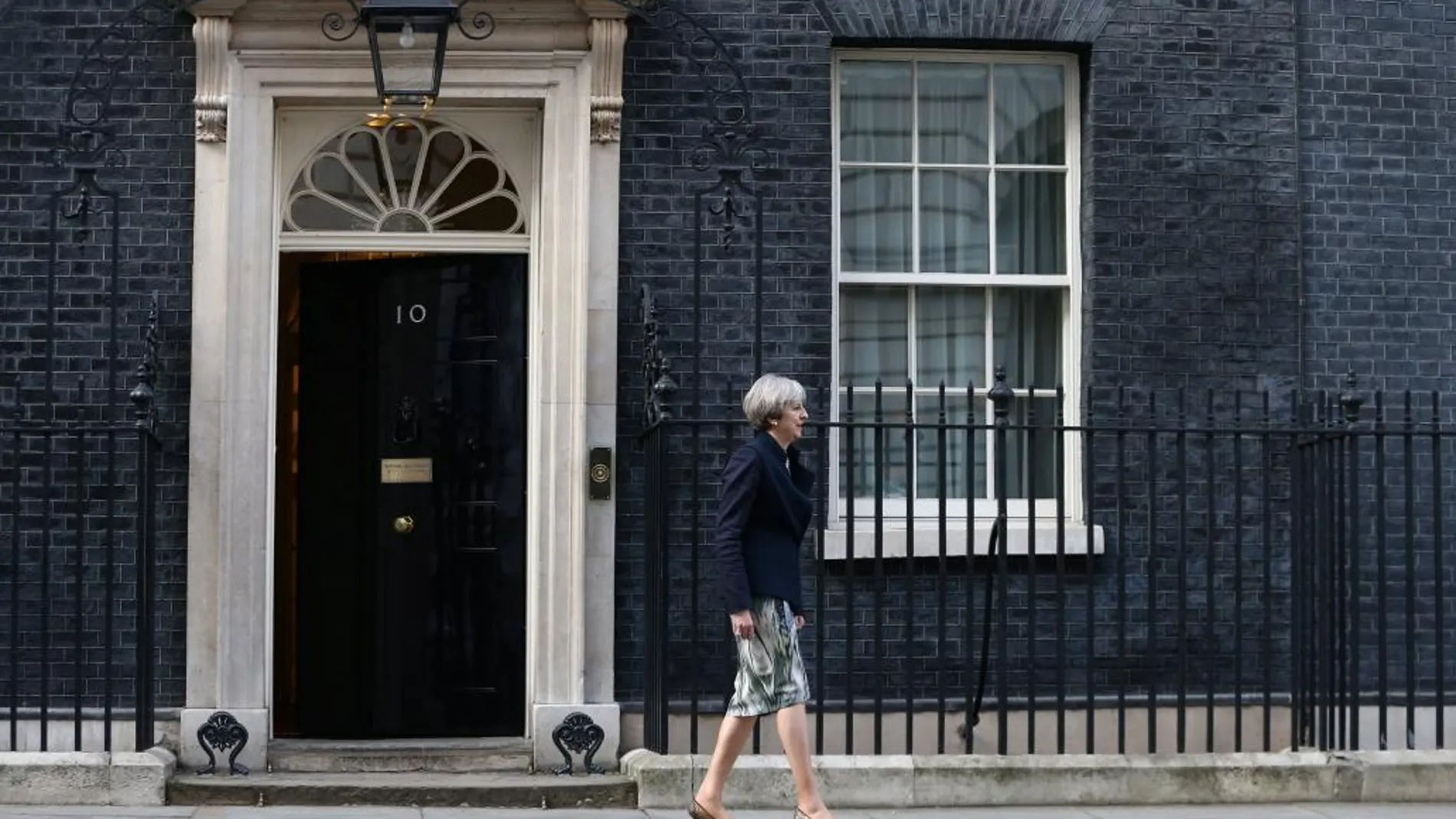 Theresa May leaves sale de  Downing Street la semana pasada