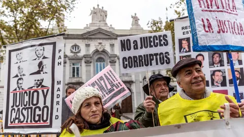 Grupos de personas se concentraron hoy ante la sede del Tribunal Supremo / Efe