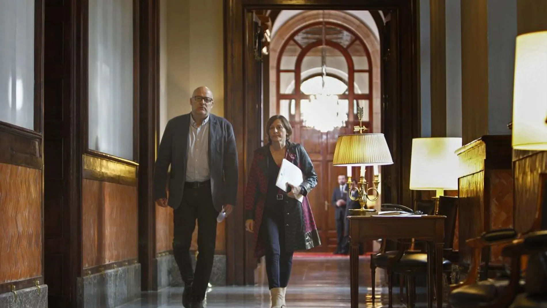 La presidenta del Parlament, Carme Forcadell junto al primer secretario de la Mesa llegan a la reunión de la Mesa del Parlament