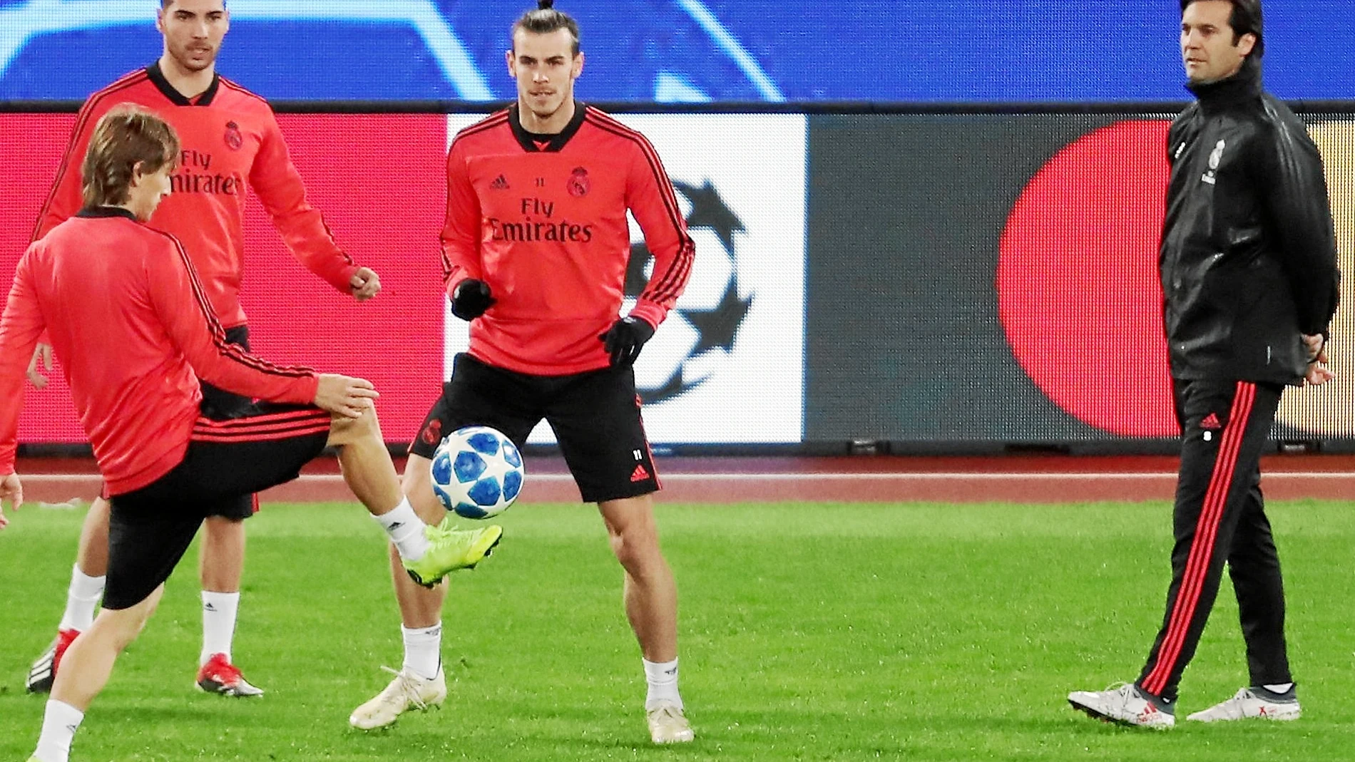 Modric, Luca Zidane y Bale se entrenan en el césped del Olímpico de Roma ante la mirada atenta de Solari