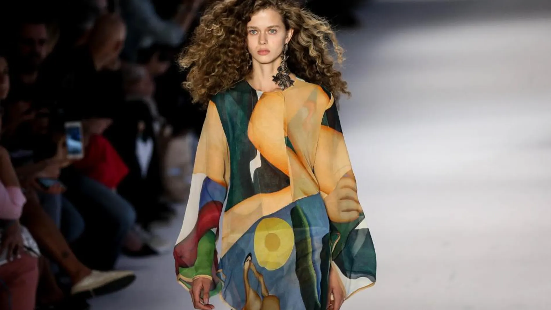 Una modelo desfila con un diseño de la marca brasileña Osklen durante el segundo día de la Semana de la Moda de Sao Paulo, Brasil.