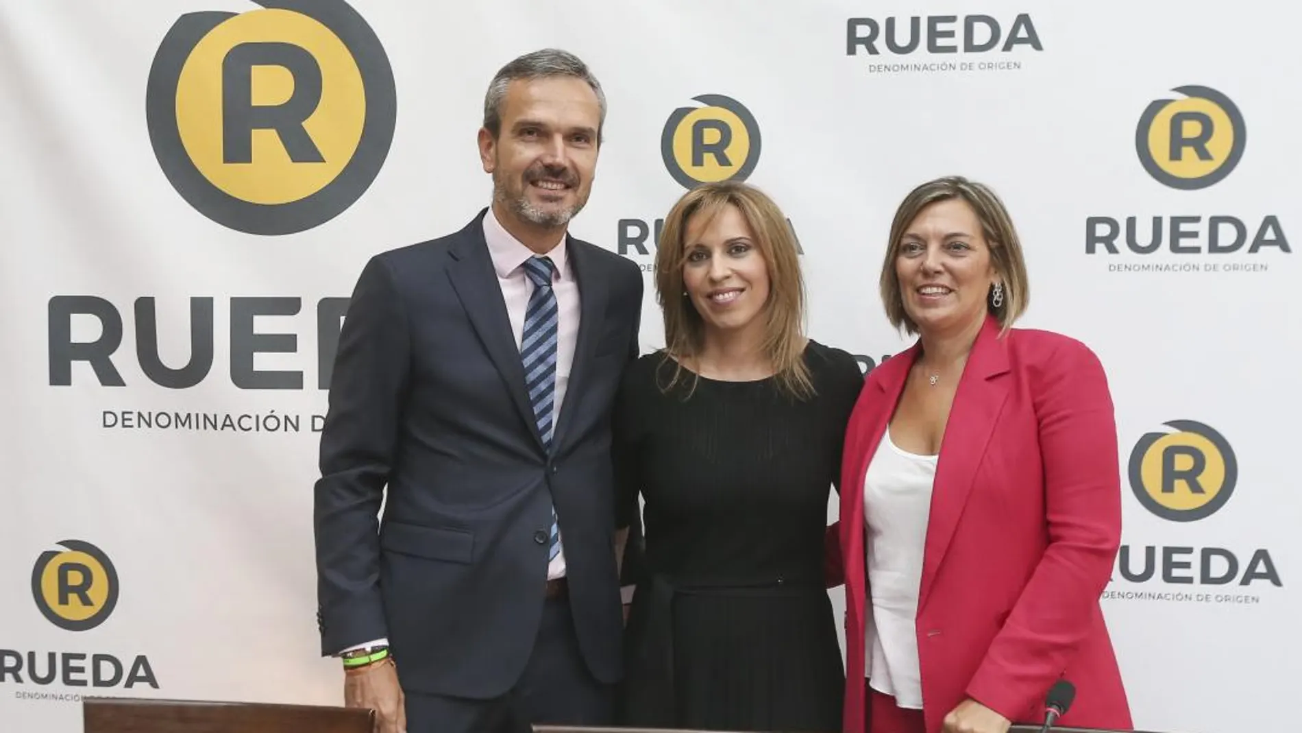Milagros Marcos junto a la presidenta de la DO, Carmen San Martín, y el director general, Santiago Mora
