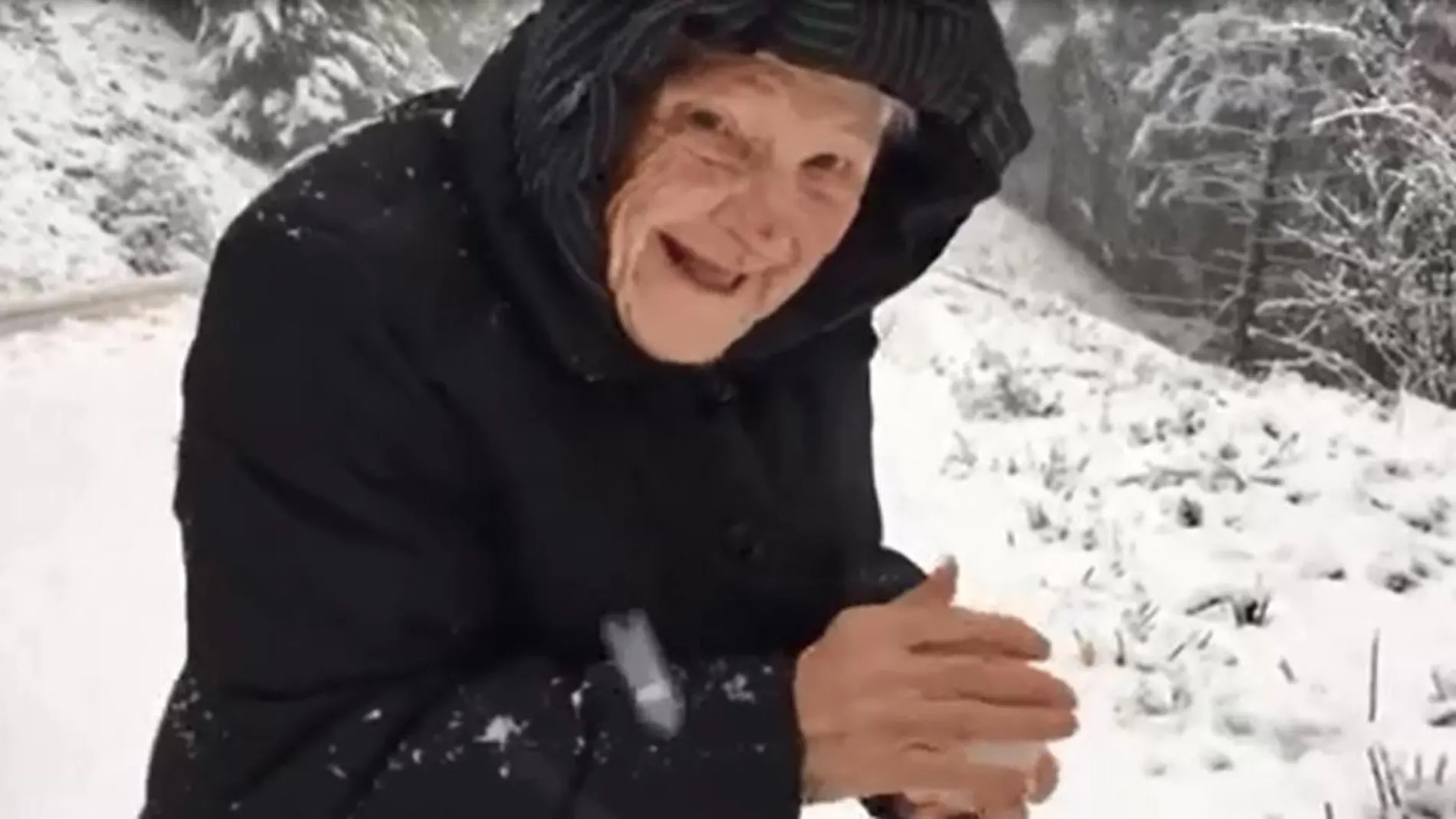 Una mujer centenaria jugando con la nieve enternece a Facebook