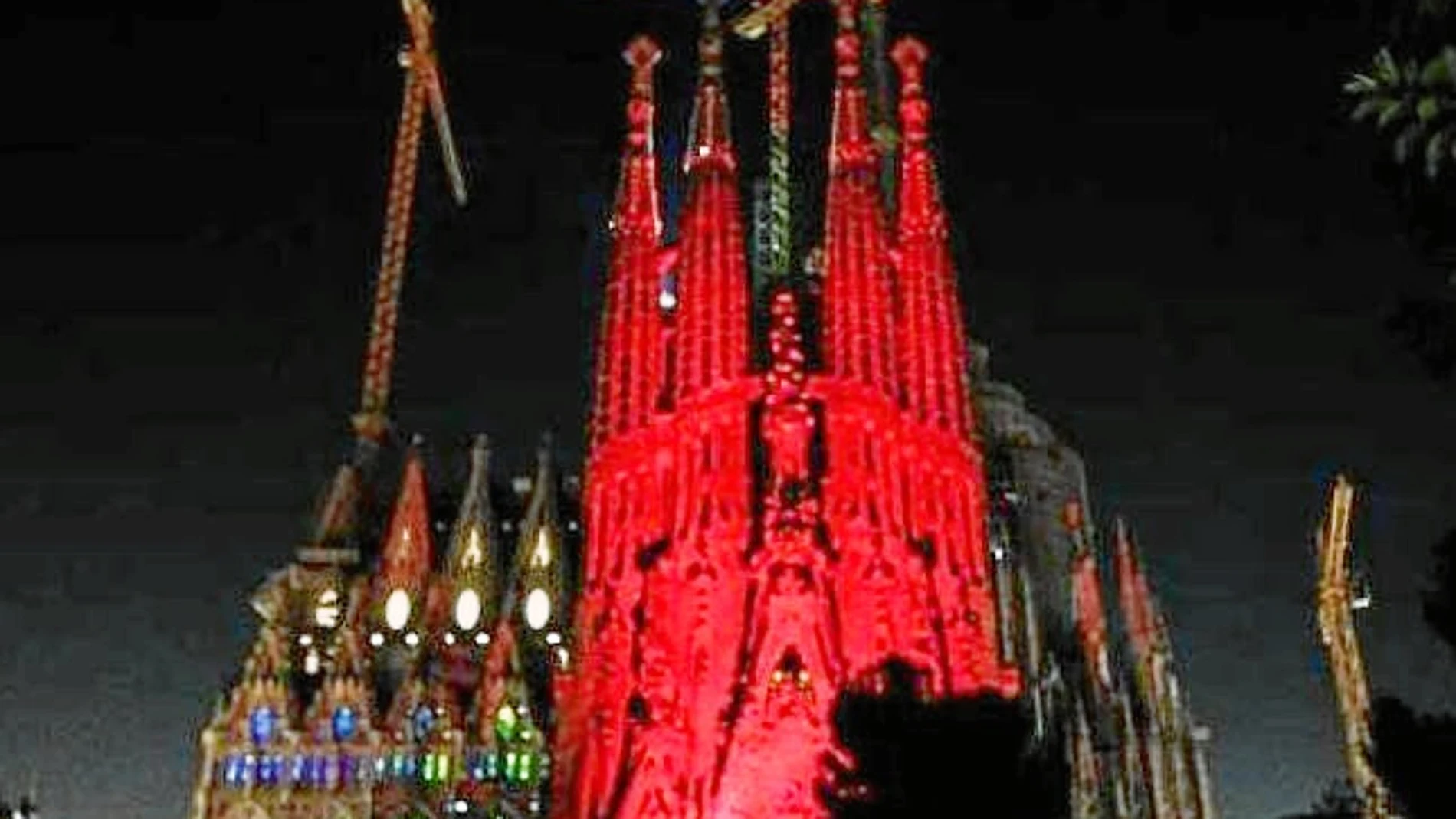 La Sagrada Familia se iluminó de rojo por los cristianos perseguidos