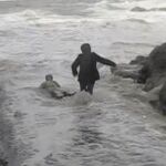 Dramático momento en el que el mar engulle a dos ancianos en Francia