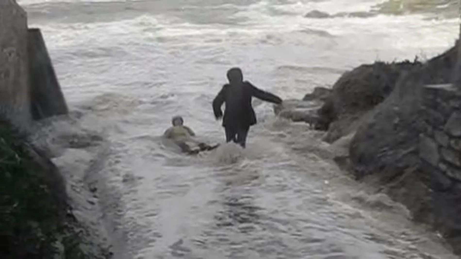 Dramático momento en el que el mar engulle a dos ancianos en Francia