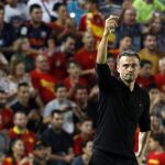 Luis Enrique da instrucciones durante el partido