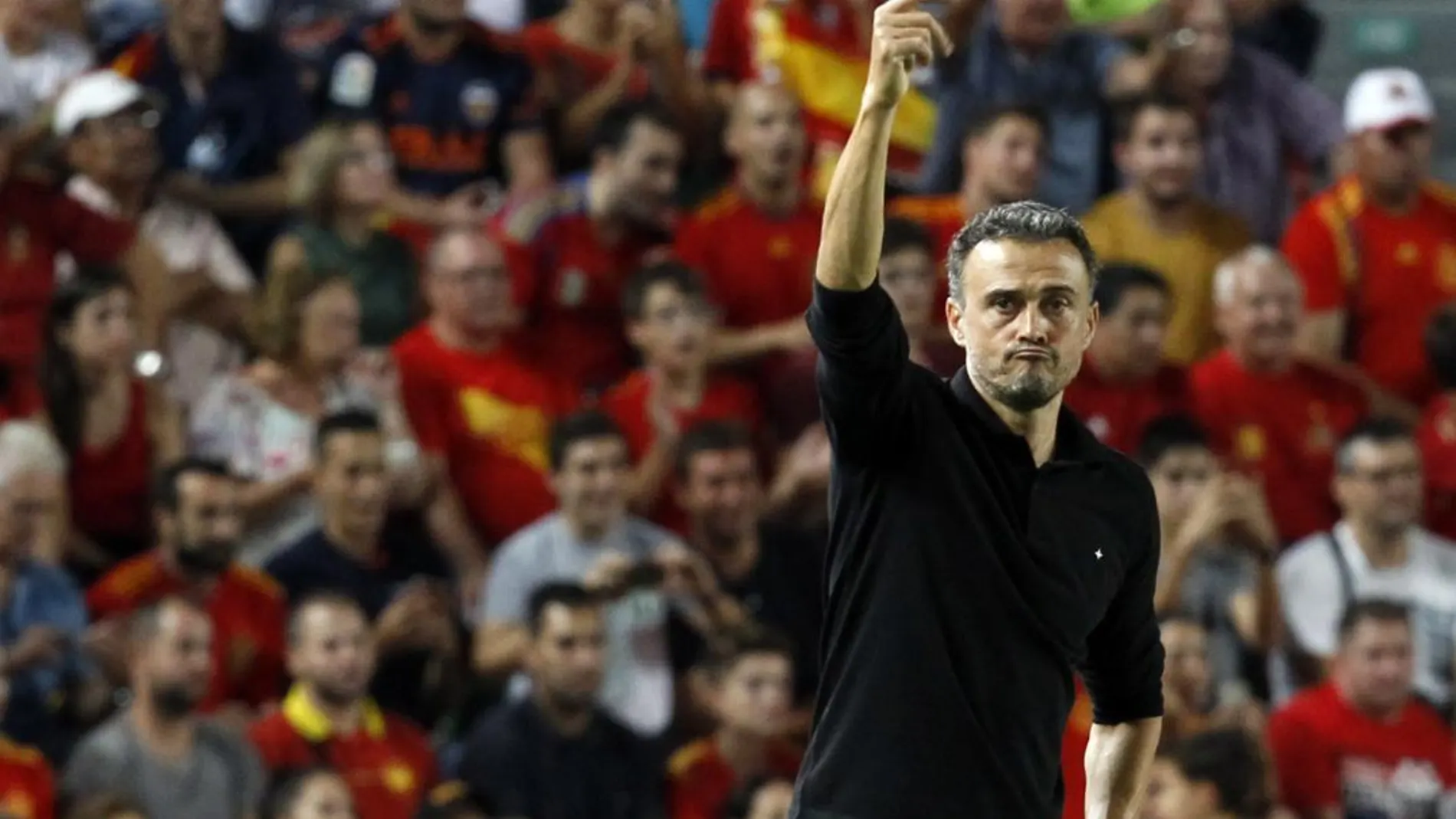 Luis Enrique da instrucciones durante el partido