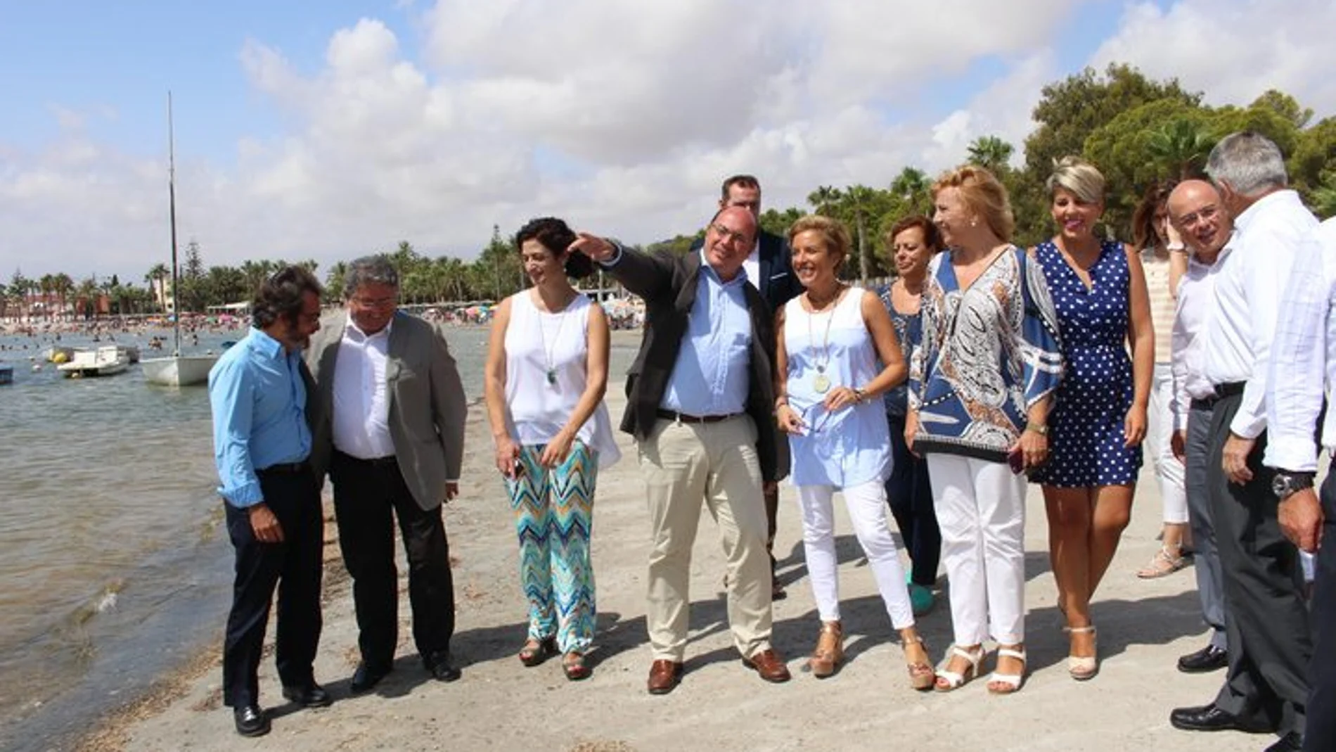 Imagen del Consejo de Gobierno, al completo, ayer en la playa de Los Alcázares