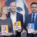 La viuda de Johan Cruyff, Dani, su hijo Jordi y el presidente del Barça, Josep Maria Bartomeu, ayer en la presentación del libro