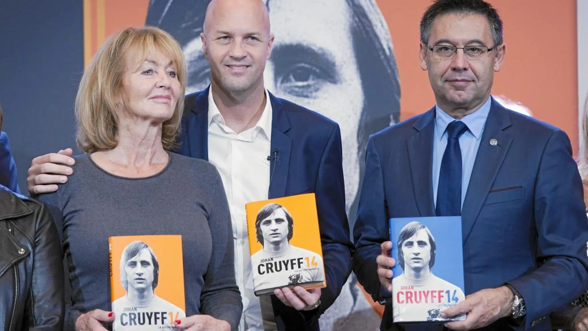 La viuda de Johan Cruyff, Dani, su hijo Jordi y el presidente del Barça, Josep Maria Bartomeu, ayer en la presentación del libro