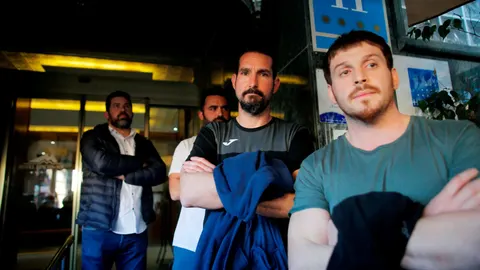 Varios miembros de la Brigada de Salvamento Minero a la salida del hotel para volver a Asturias