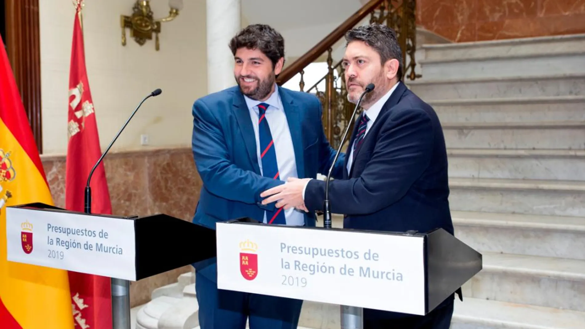 El presidente de la Comunidad y del PP regional, Fernando López Miras (i), y el líder de Ciudadanos, Miguel Sánchez, ayer durante la presentación de los Presupuestos en el Palacio de Aguirre de Cartagena