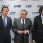 José María Albarracín (centro), ayer con los presidentes de las patronales de Cartagena y Lorca, Hernández y García