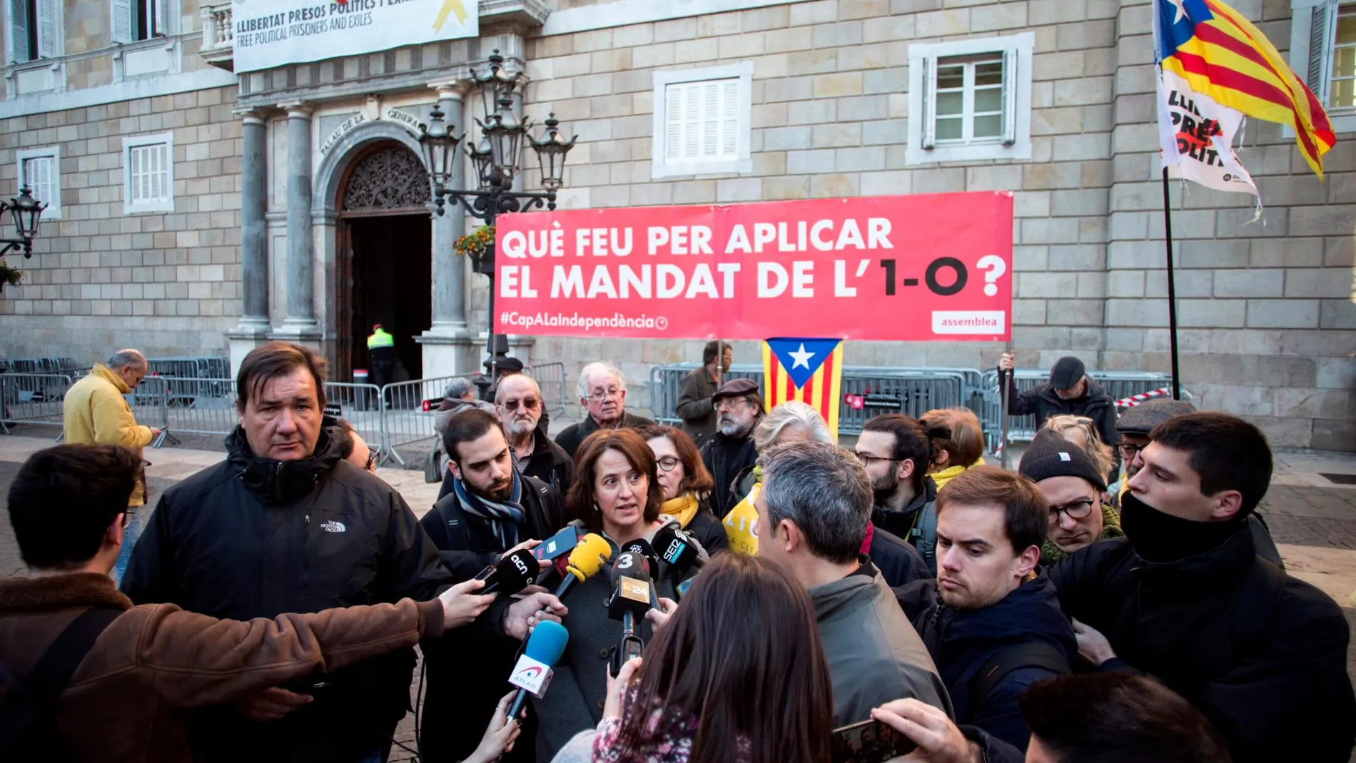 La presidenta de la ANC Elisenda Paluzie (c), participa junto con otros miembros en una movilización promovida por la entidad soberanista en la plaza Sant Jaume de Barcelona, para presionar al Govern y al Parlament de Cataluña que cumplan con el mandato del 1-O a las puertas del juicio, tras el traslado de los presos independentistas a Madrid.