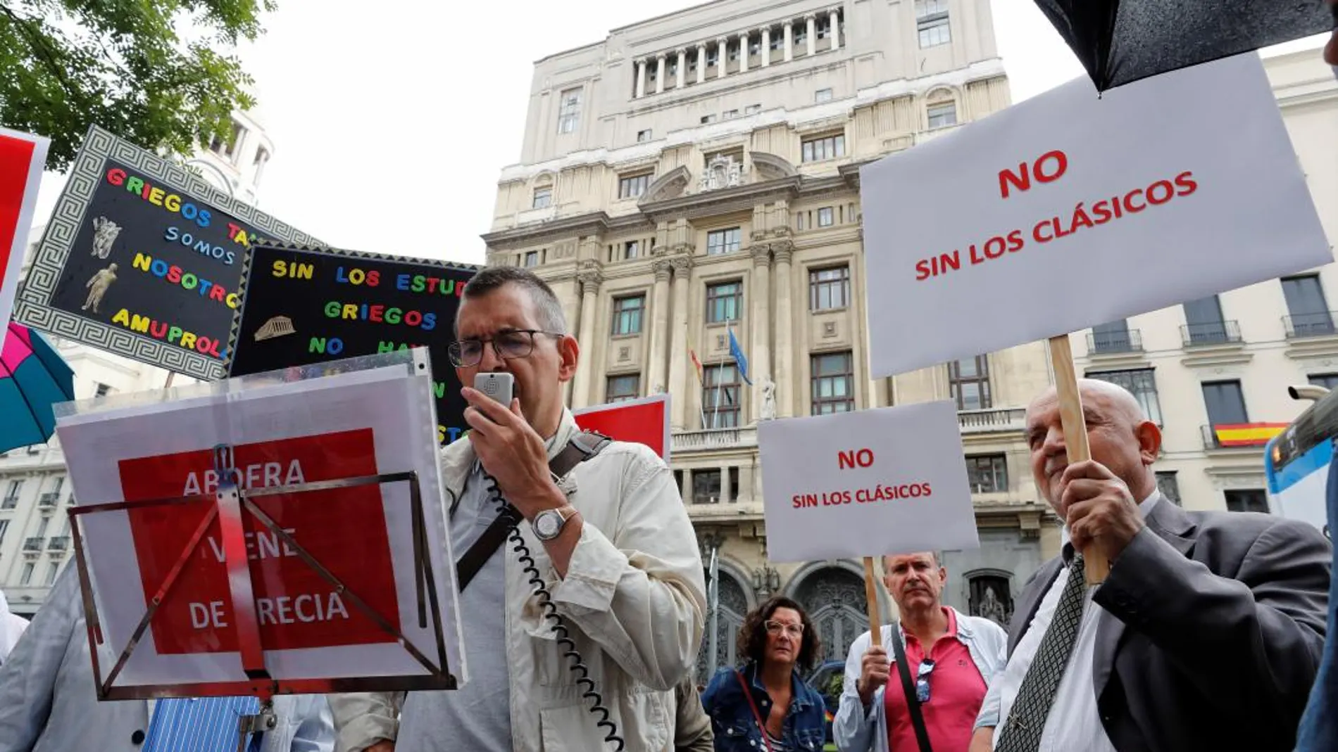 El presidente de la Sociedad Española de Estudios Clásicos, Jesús de la Villa, interviene durante la concentración del pasado fin de semana en Madrid.