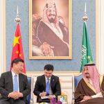 El presidente chino, Xi Jinping, junto al rey saudí, Salma Bin Abdulaziz, tras su llegada a Riad