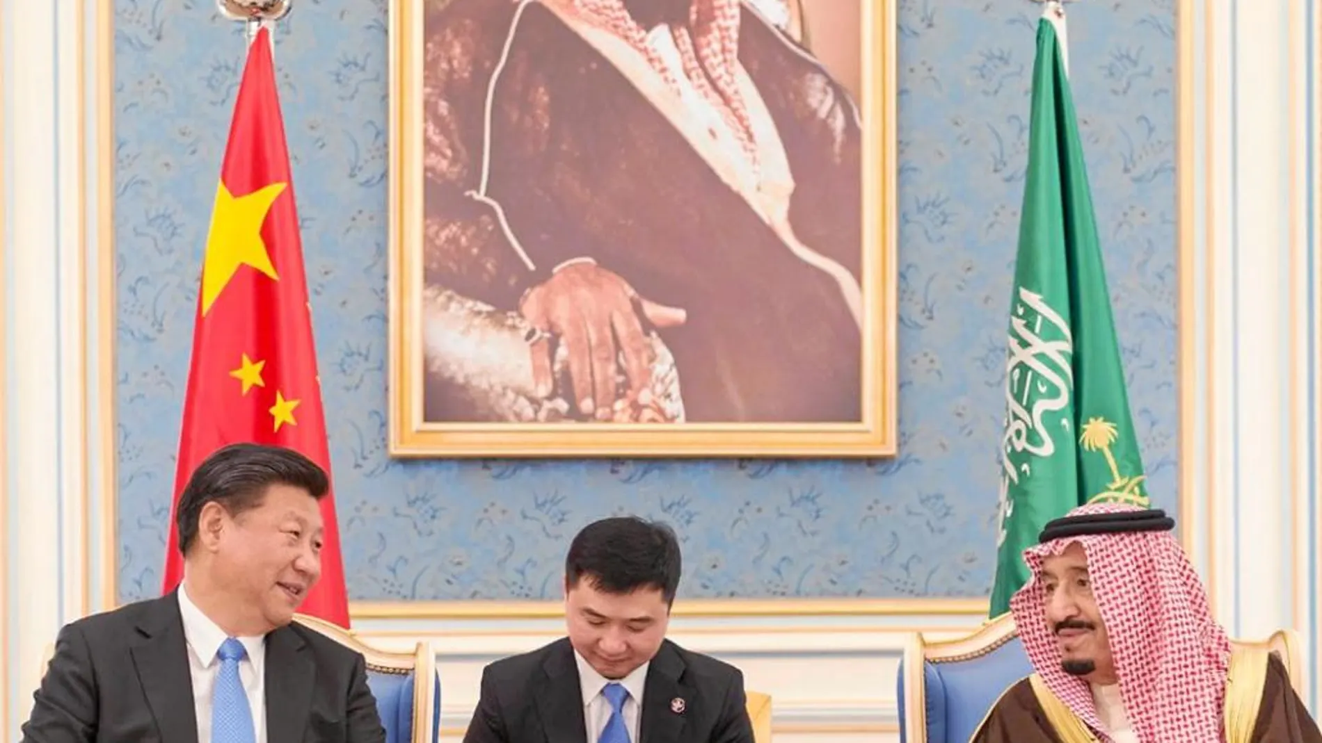 El presidente chino, Xi Jinping, junto al rey saudí, Salma Bin Abdulaziz, tras su llegada a Riad