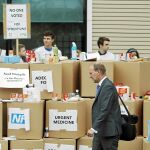 Jóvenes contrarios al Brexit entregan cajas con suministros médicos en Londres para protestar por los efectos de la salida de Europa / Ap