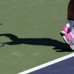 Nadal, antes de hacer un saque en Indian Wells