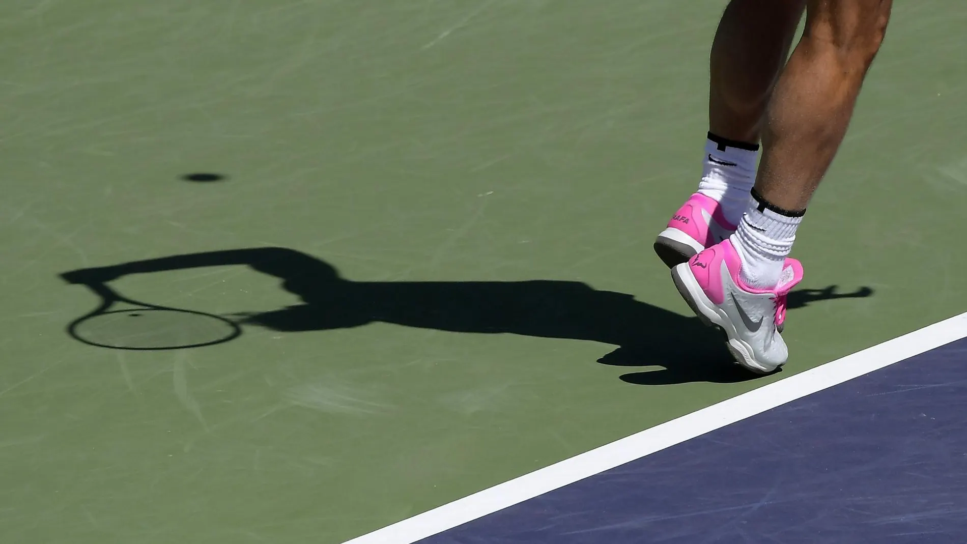 Nadal, antes de hacer un saque en Indian Wells